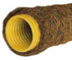 Tubo per drenaggio in PVC fessurato FF-Kokofil con rivestimento in fibra di cocco.